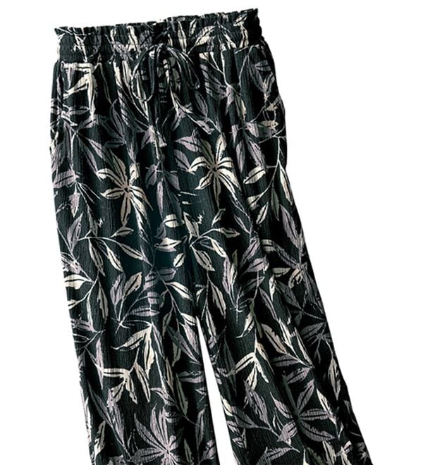 BELLUNA（ベルーナ）の「楊柳サラサラ素材プリントイージーパンツ（フルレングスパンツ）」｜リーフ柄黒
