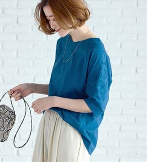 BELLUNA（ベルーナ）の「袖刺しゅうデザインＶネックプルオーバー（カットソー）」｜ダークブルー