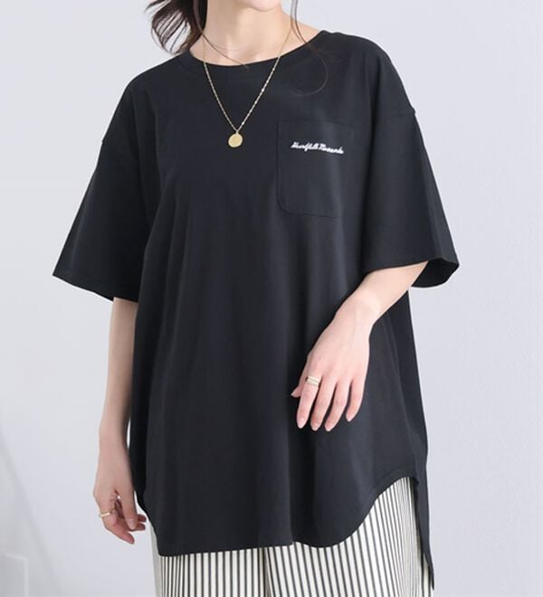 A HAPPY MARILYN（アハッピーマリリン）の「【Ｍ～８Ｌ】綿１００％！楽ちん裾ラウンドさらっと涼やかチュニック丈Ｔシャツ（Tシャツ）」｜ブラック