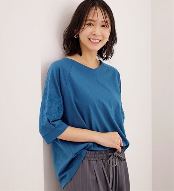 BELLUNA（ベルーナ）の「袖刺しゅうデザインＶネックプルオーバー（カットソー）」｜詳細画像