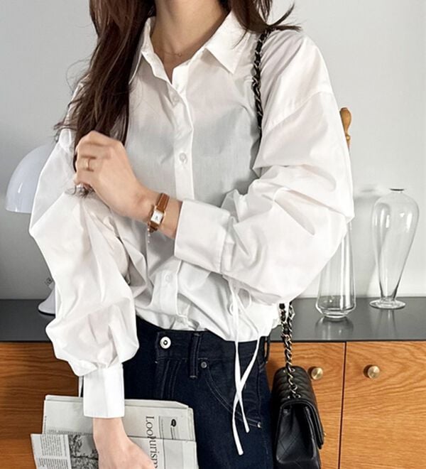 GeeRA（ジーラ）の「バックギャザー＆リボンデザインシャツ（シャツ）」｜詳細画像