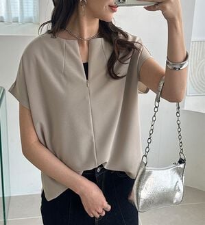 GeeRA（ジーラ）の「前後２ＷＡＹハーフジップＴブラウス（ブラウス）」｜グレージュ