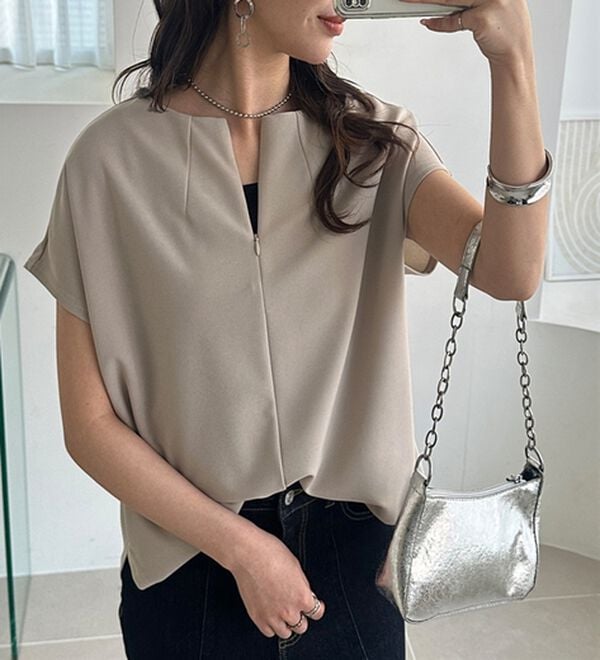 GeeRA（ジーラ）の「前後２ＷＡＹハーフジップＴブラウス（ブラウス）」｜グレージュ