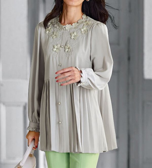 BELLUNA（ベルーナ）の「ぷっくりお花切替プリーツチュニック（チュニック）」｜ライトグレー