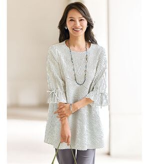 BELLUNA（ベルーナ）の「シャーリング素材ストライプ切替ブラウス（チュニック）」｜オフ白