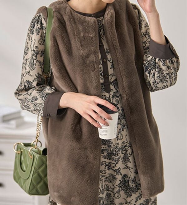 BELLUNA（ベルーナ）の「ホック付き！着映えるファーベスト（ベスト）」｜詳細画像