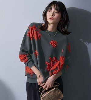BELLUNA（ベルーナ）の「大人のゆるっと花柄ジャカードニットプルオーバー（ニット・セーター）」｜チャコール系