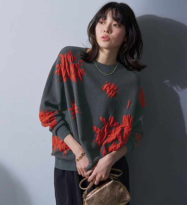 BELLUNA（ベルーナ）の「大人のゆるっと花柄ジャカードニットプルオーバー（ニット・セーター）」｜チャコール系