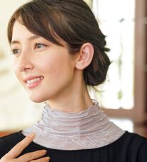 BELLUNA（ベルーナ）の「首元シルクのレースネックカバー（ストール・スカーフ・マフラー）」