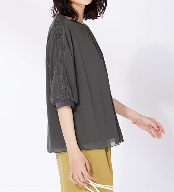 BELLUNA（ベルーナ）の「花柄レースシフォン重ねプルオーバー（カットソー）」｜詳細画像