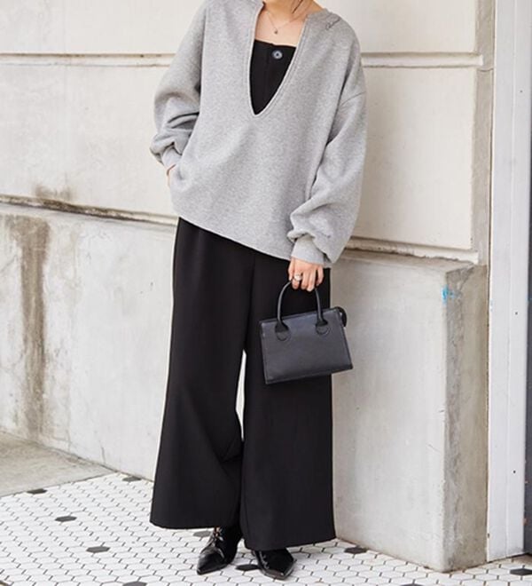 RANAN（ラナン）の「裏起毛Ｖネックロゴ刺しゅうスウェット（トレーナー・スウェット）」｜詳細画像