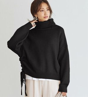 Pierrot（ピエロ）の「ゆったりサイドリボンタートルニット（ニット・セーター）」｜ブラック