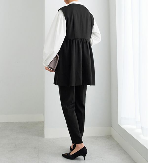 Viola e Viola（ヴィオラ エ ヴィオラ）の「【ブラウス付3点セット】コーデ決まるペプラムジレセットスーツ（パンツスーツ）」｜詳細画像