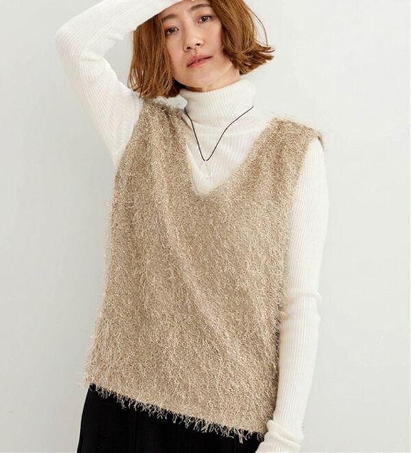 BELLUNA（ベルーナ）の「スパンコール入り！軽やかシャギーＶネックベスト（カットソー）」｜詳細画像