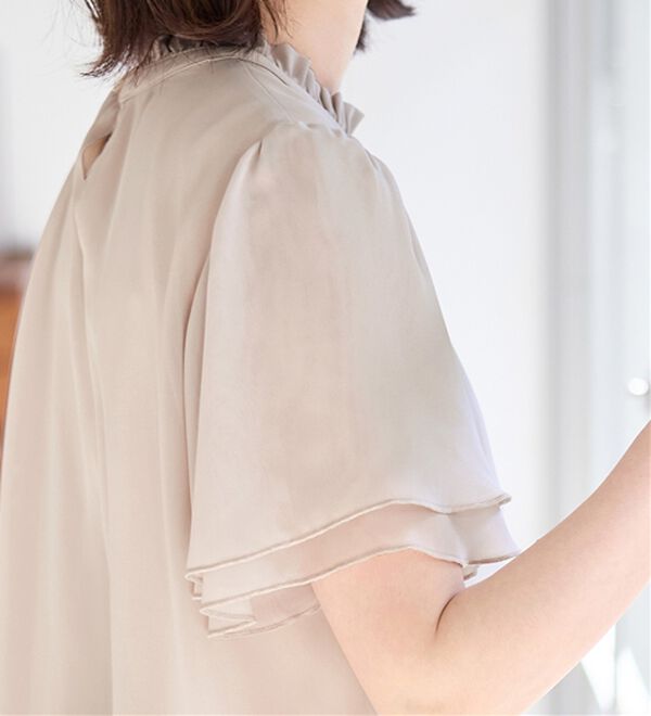 Viola e Viola（ヴィオラ エ ヴィオラ）の「フリル衿シフォンタックブラウス【半袖】（ブラウス）」｜詳細画像