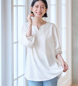 Viola e Viola（ヴィオラ エ ヴィオラ）の「らくキレイ　キーネックチュニックブラウスＴシャツ（チュニック）」｜オフホワイト