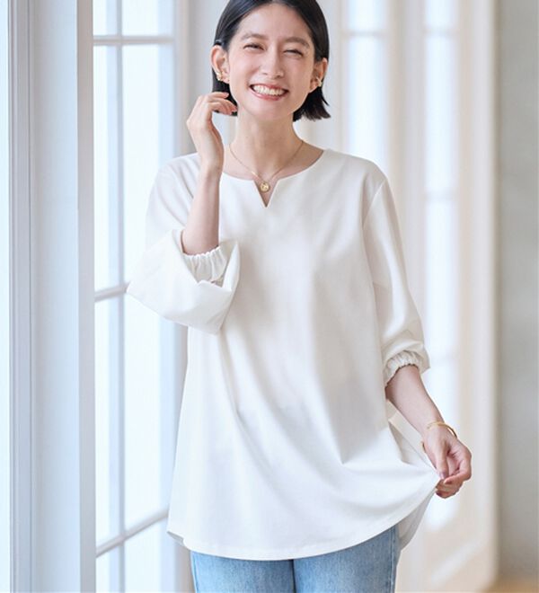 Viola e Viola（ヴィオラ エ ヴィオラ）の「らくキレイ　キーネックチュニックブラウスＴシャツ（チュニック）」｜オフホワイト