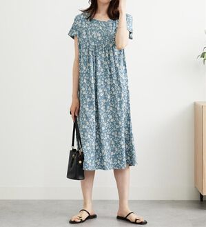 BELLUNA（ベルーナ）の「レーヨン素材タックデザインワンピース（その他ワンピース）」｜ブルー系花柄