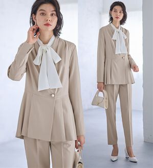 GeeRA（ジーラ）の「【２点セット】パールボタンペプラムプリーツテーパードセットアップ（パンツスーツ）」｜グレージュ