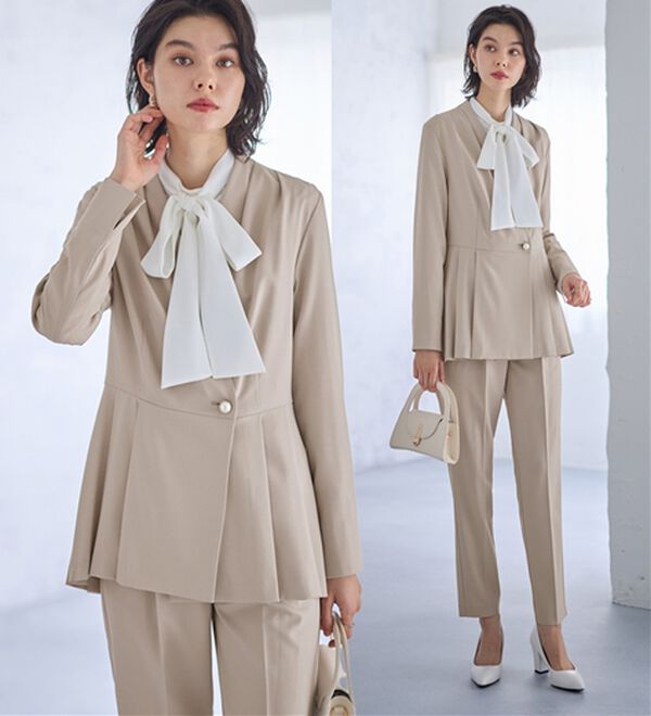 GeeRA（ジーラ）の「【２点セット】パールボタンペプラムプリーツテーパードセットアップ（パンツスーツ）」｜グレージュ