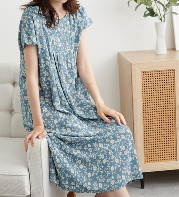 BELLUNA（ベルーナ）の「レーヨン素材タックデザインワンピース（その他ワンピース）」｜詳細画像