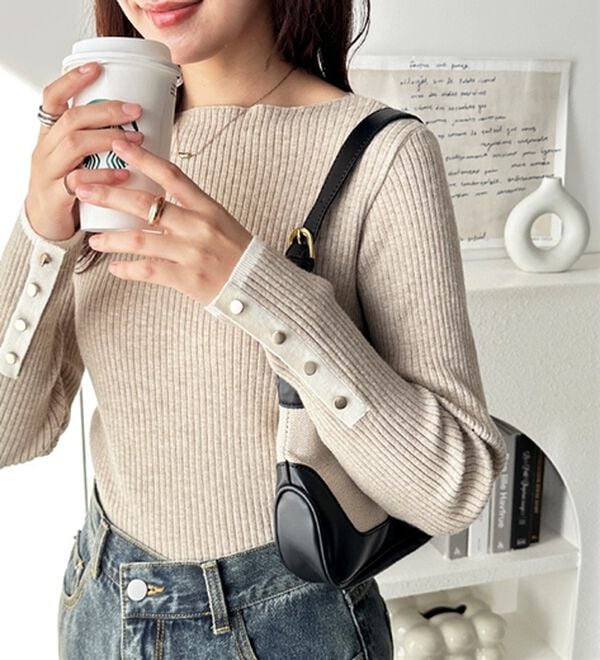 GeeRA（ジーラ）の「袖口ボタン配色ボートネックリブニット（ニット・セーター）」｜詳細画像