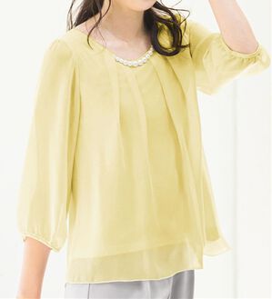 alotta（アロッタ）の「入学式卒業式に！アクセ付シフォンタックブラウス（選べる！半袖／７分袖）（ブラウス）」｜イエロー