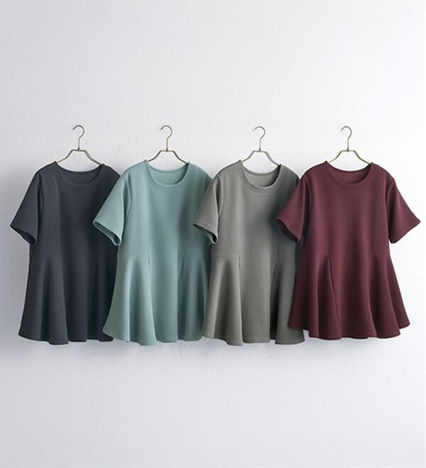 BELLUNA（ベルーナ）の「ポコポコエンボス素材　－３ｋｇ見えペプラムチュニック（チュニック）」｜詳細画像