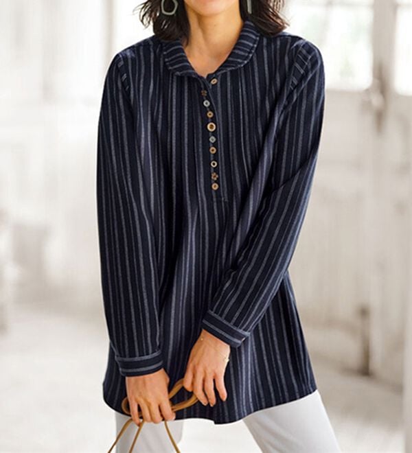 BELLUNA（ベルーナ）の「パチパチしにくい！裏ファー素材オーバーブラウス（ブラウス）」｜ストライプ