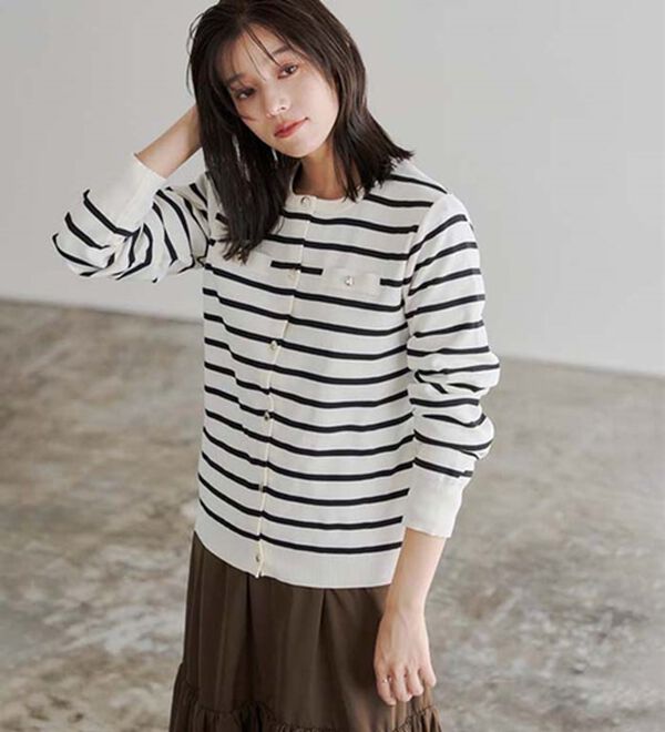 Pierrot（ピエロ）の「上品見えスポンジニットゴールドボタンカーディガン（ニットカーディガン）」｜詳細画像