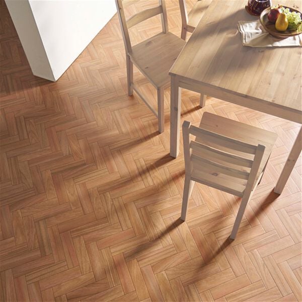 iellio（イエリオ）の「多機能クッションフロアシート＜簡単ロール式・フローリング調・防水・はっ水・日本製・抗菌・防カビ・防炎＞（カーペット）」｜ヘリンボーン