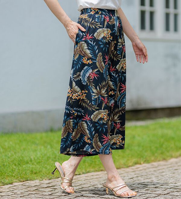 BELLUNA（ベルーナ）の「ヒンヤリ冷感イージーガウチョパンツ（ワイドパンツ・ガウチョ）」｜ネイビー系花柄