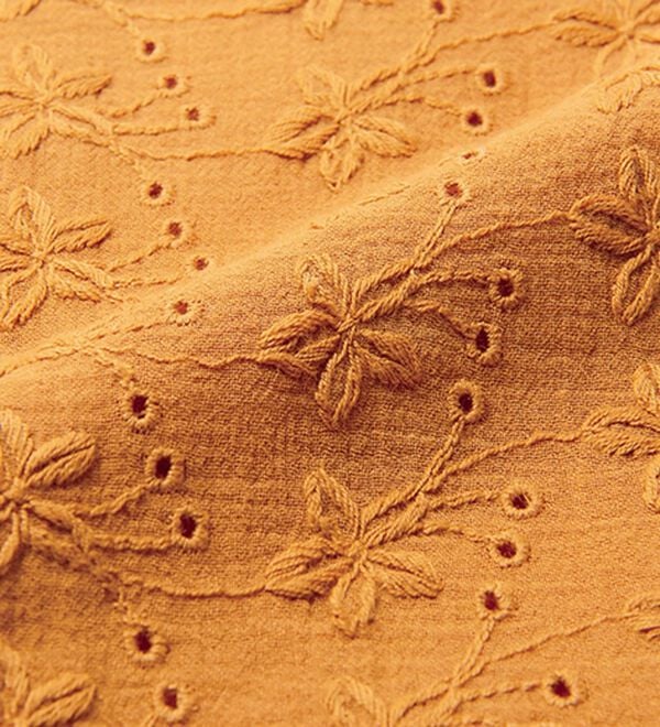 VINNO（ヴィノ）の「綿１００％小花刺しゅうゆったりブラウス（ブラウス）」｜詳細画像