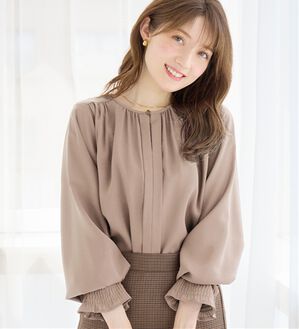 alotta（アロッタ）の「前後２ＷＡＹギャザーブラウス（ブラウス）」｜グレージュ