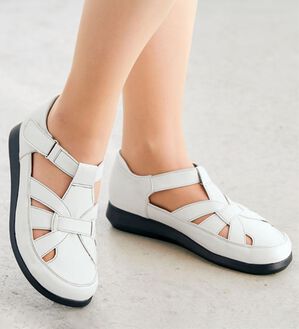 BELLUNA（ベルーナ）の「面ファスナーで脱ぎ履き楽グルカ風シューズ（フラットシューズ）」｜詳細画像