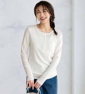 BELLUNA（ベルーナ）の「端境期一押し！吸湿発熱胸元ボタントップス（カットソー）」｜ホワイト