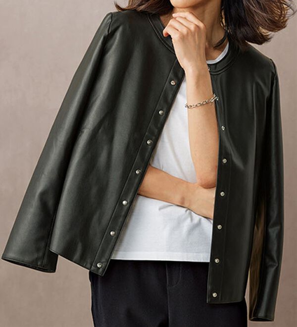 BELLUNA（ベルーナ）の「フェイクレザー素材ボタンデザインジャケット（ノーカラージャケット）」｜黒