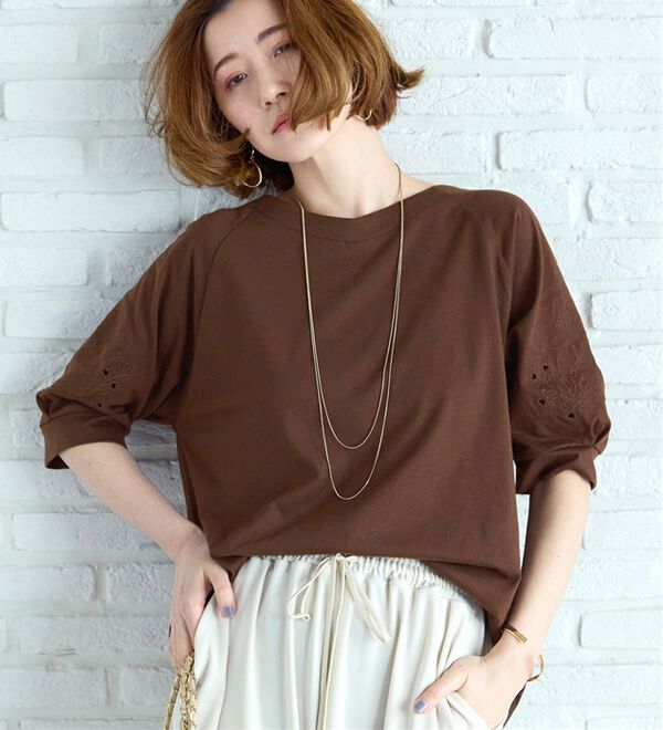 BELLUNA（ベルーナ）の「袖刺しゅうデザインＶネックプルオーバー（カットソー）」｜詳細画像