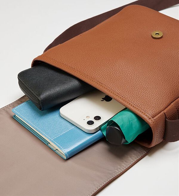 「＜クロコダイル＞レザーフラップショルダー（メンズショルダーバッグ）」｜詳細画像