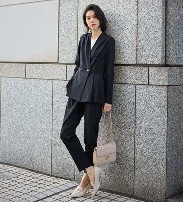 GeeRA（ジーラ）の「【２点セット】パールボタンペプラムプリーツテーパードセットアップ（パンツスーツ）」｜詳細画像