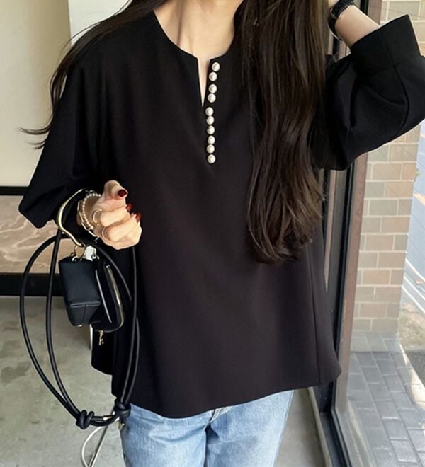 GeeRA（ジーラ）の「パール調ビーズ付キーネックブラウス（ブラウス）」｜詳細画像