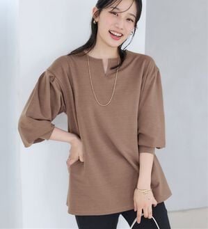 Viola e Viola（ヴィオラ エ ヴィオラ）の「なめらかカットソーゆったりパフ袖チュニック（チュニック）」｜モカ