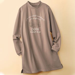 BELLUNA（ベルーナ）の「軽くてあったか裏起毛プリントチュニック（チュニック）」｜モカ(スイーツロゴ柄)