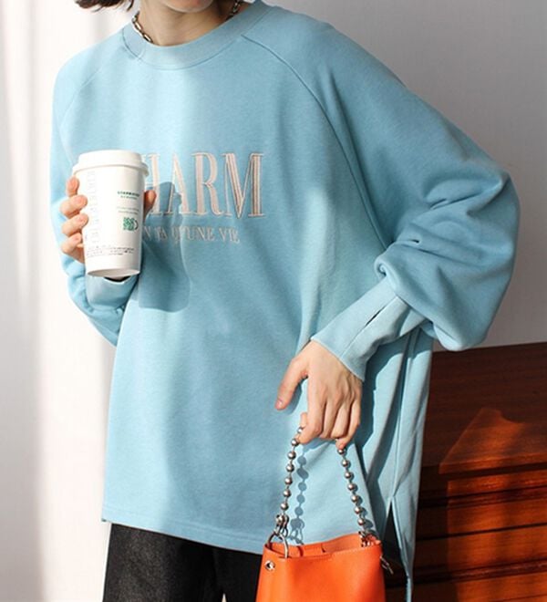 GeeRA（ジーラ）の「指穴デザイン刺しゅうロゴスウェット（トレーナー・スウェット）」｜詳細画像