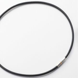 「＜ファイテン＞ＲＡＫＵＷＡ磁気チタンネックレス　メタルトップ（その他美容・健康機器）」｜ブラックシルバー