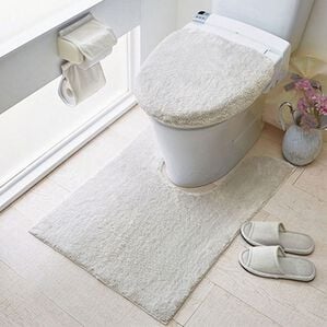 iellio（イエリオ）の「ふわふわマイクロ素材のトイレマット＜抗菌防臭・ロングマット・耳長マット・フタカバー・ジャンボマット＞（トイレマット）」｜グレー