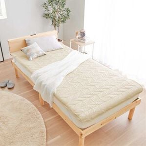 iellio（イエリオ）の「さらさら防水敷パッド＜抗菌防臭・中わた入り・洗える＞（敷パッド）」｜ベージュ
