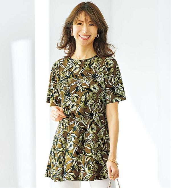 BELLUNA（ベルーナ）の「冷感フレアーシルエットプリントチュニック（チュニック）」｜カーキ系リーフ柄