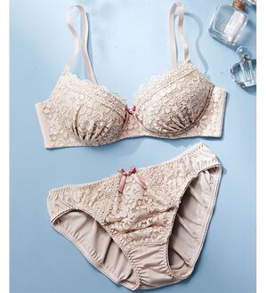 YU'NOW（ユナウ）の「【選べるデザイン】ぷるるん谷間のノンワイヤーブラ＆ショーツセット（ブラジャー＆ショーツセット）」｜グレー系クラシカルレース