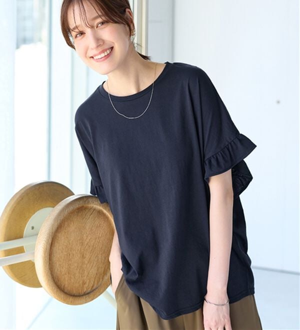 Viola e Viola（ヴィオラ エ ヴィオラ）の「サラリ綿混フリル袖Tシャツ（カットソー）」｜ネイビー